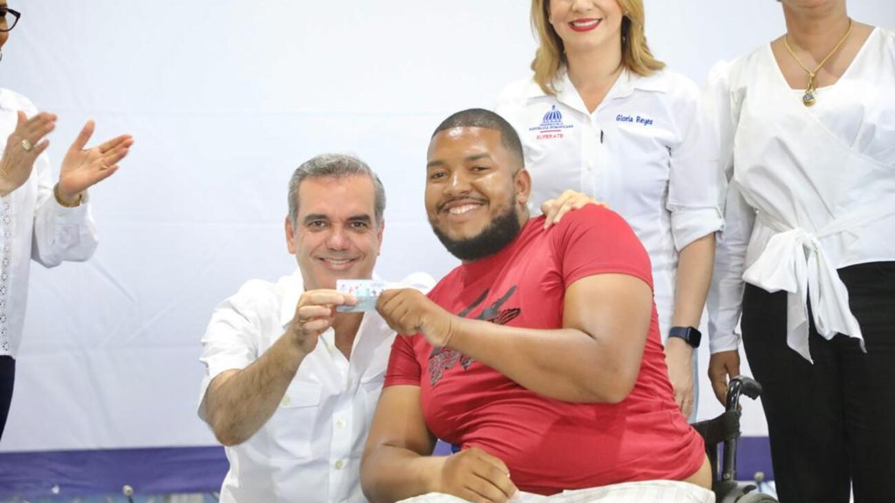 Presidente Luis Abinader entrega 3,000 nuevas tarjetas Supérate en Monte Plata