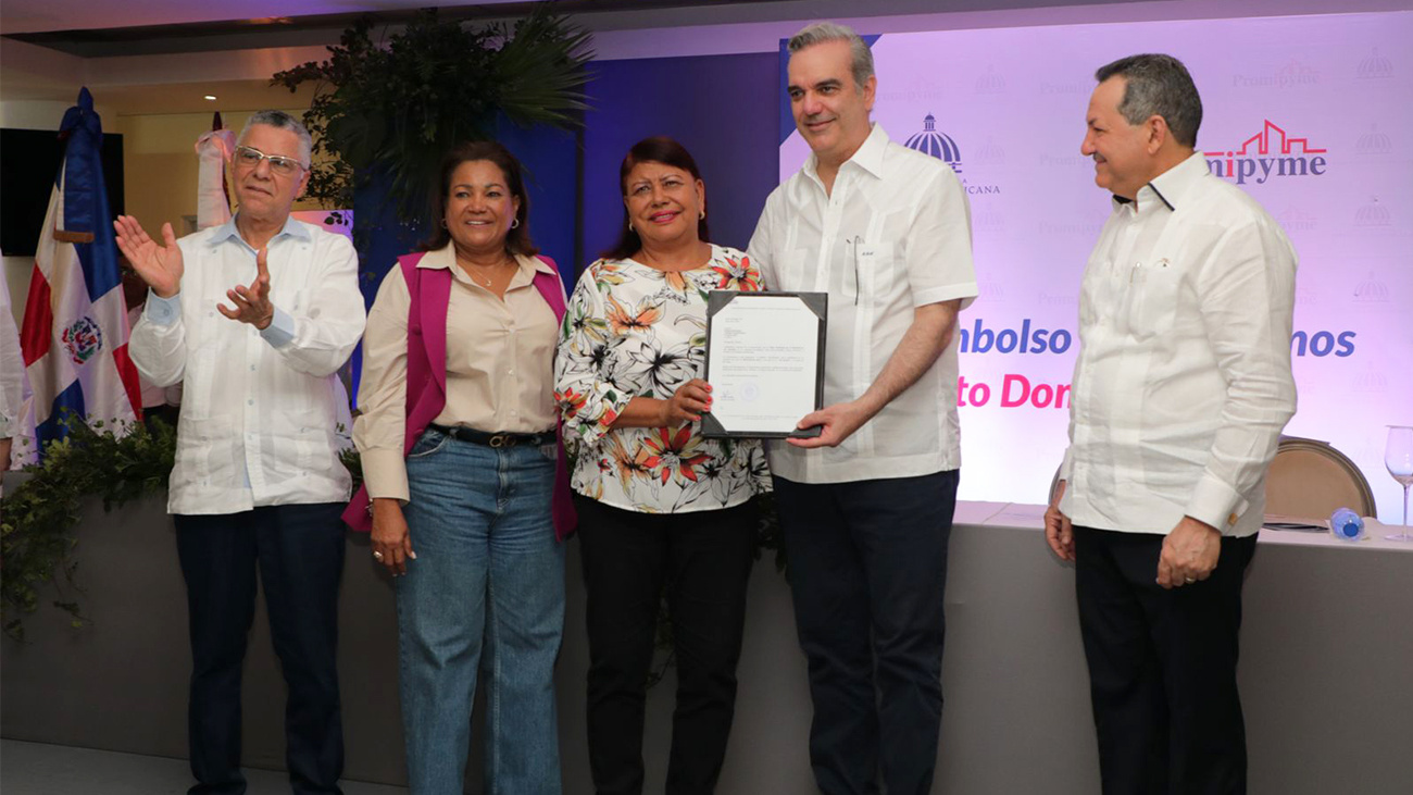 Presidente Abinader entrega RD$92 millones a 750 pequeños y medianos empresarios de Santo Domingo