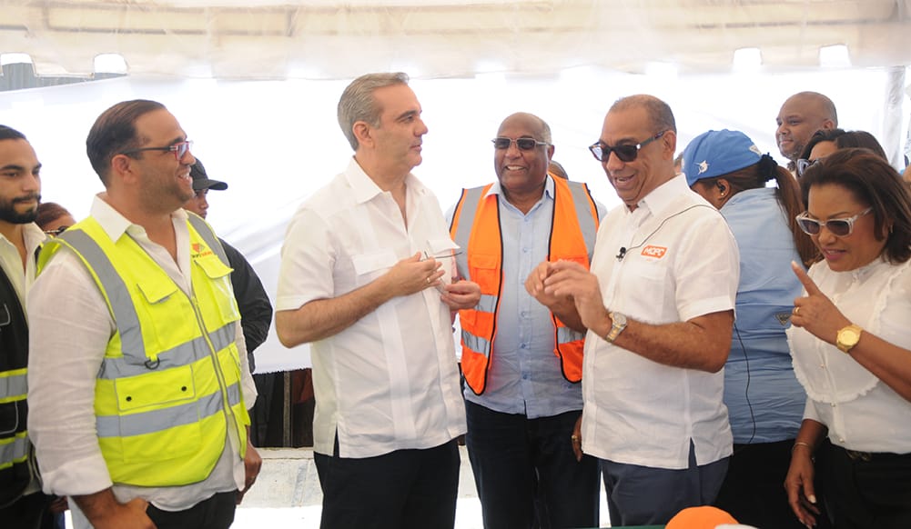 EL PRESIDENTE DIRIGE PLAN DE ASFALTADO EN LOS ALCARRIZOS