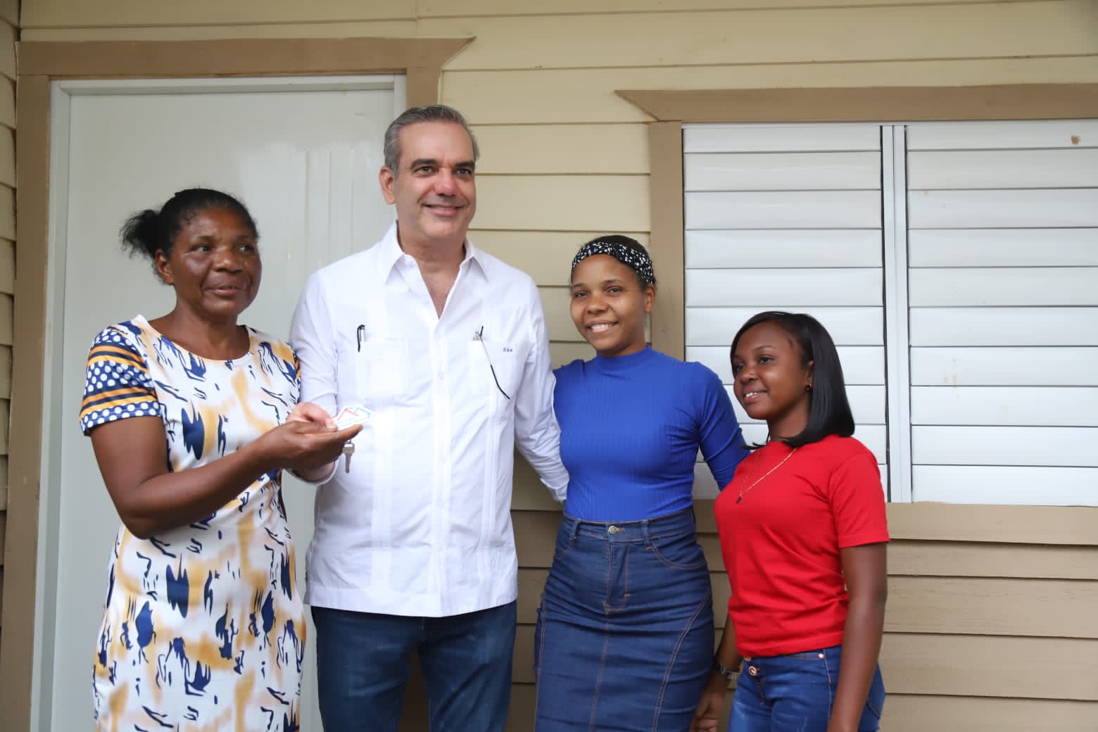 LUIS ABINADER CULMINA RECORRIDO POR LOS ALCARRIZOS, PANTOJA Y PEDRO BRAND