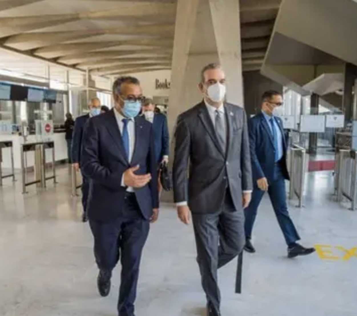 El presidente Luis Abinader recibe elogios del director general de la OMS