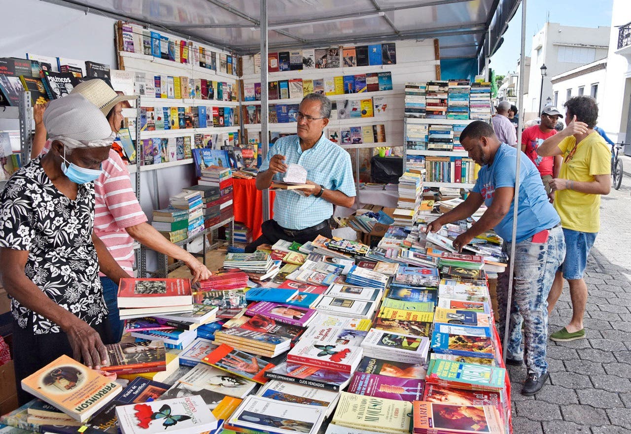 Un ascendiente de 124 mil personas recorre feria del libro