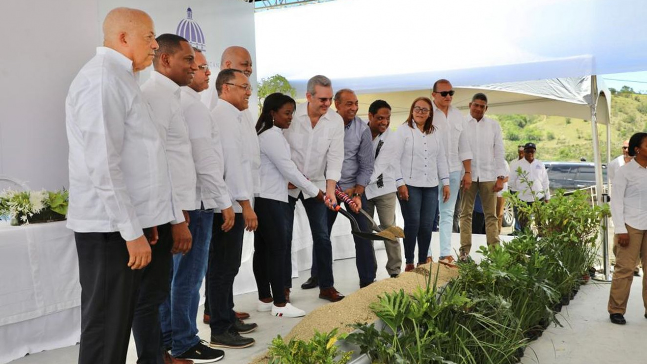 El gobierno dejo iniciado los trabajos para la construcción de la carretera El Cercado – Hondo Valle – Juan Santiago