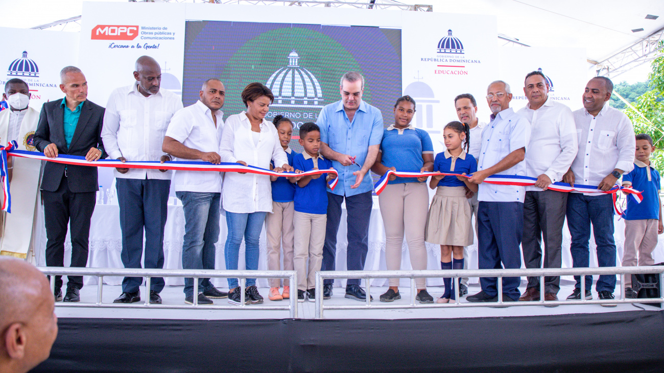 Abinader inaugura Escuela Melania Manzueta en Monte Plata