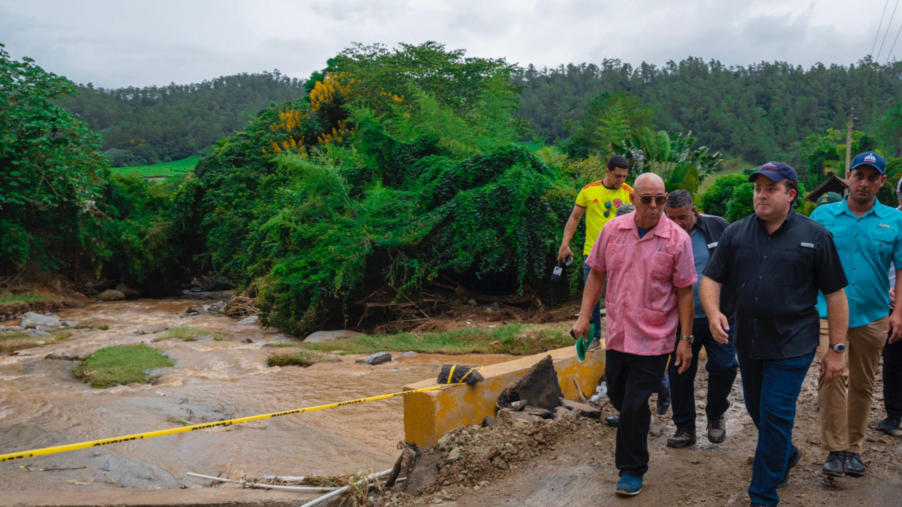 Gobierno va en auxilio de familias afectadas por lluvia en Manabao