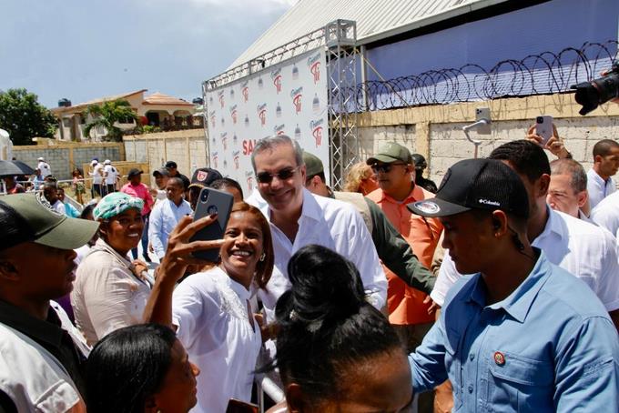 Abinader afirma que esta para ayudar y servir a los más necesitados