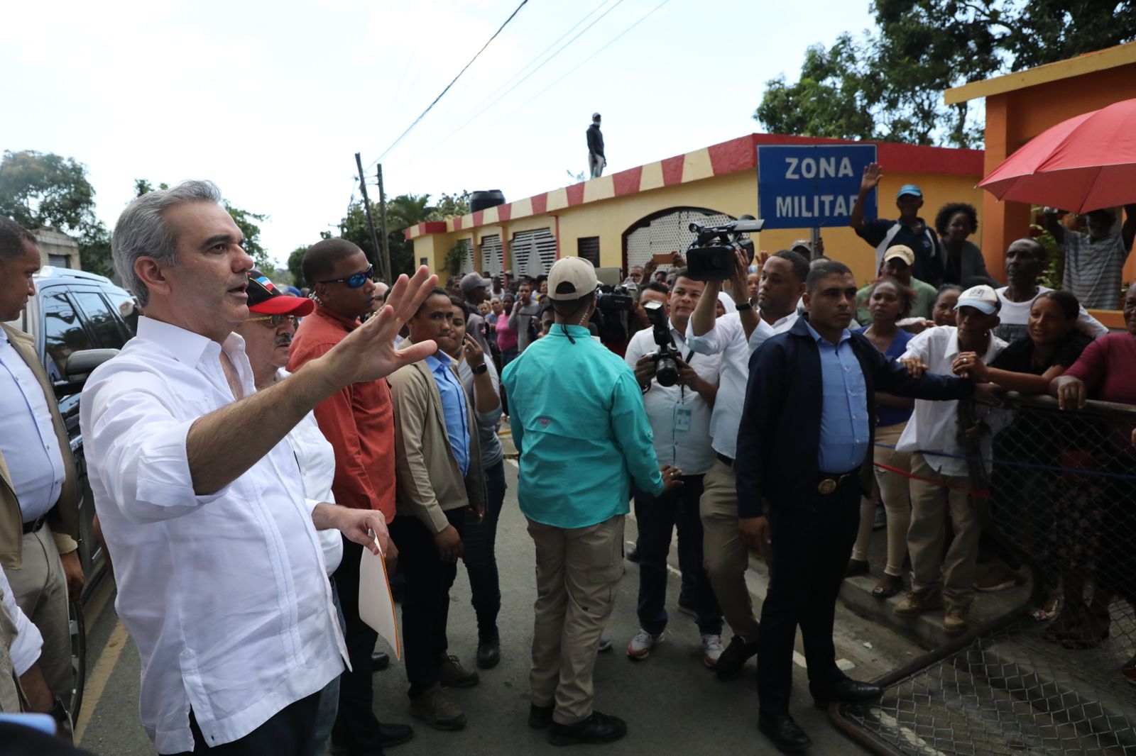 Abinader finalizó este sábado recorrido por las provincias afectadas