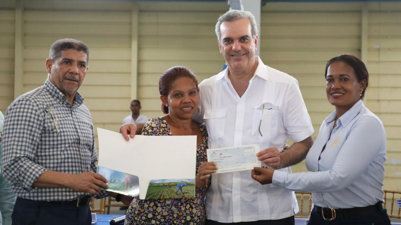 Abinader entrega cheques a productores afectados por el huracán Fiona