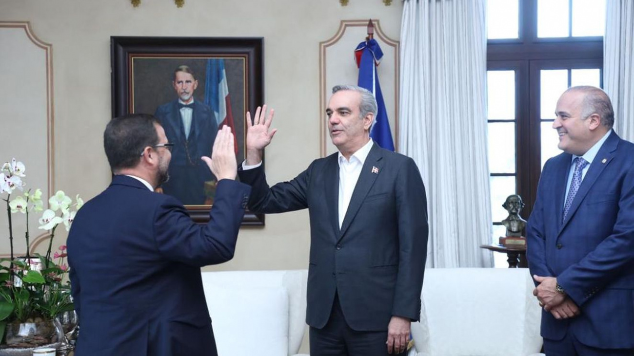 Abinader otorga nacionalidad dominicana al senador de New York