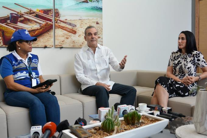 Abinader pide a la oposición no hacer política con el censo