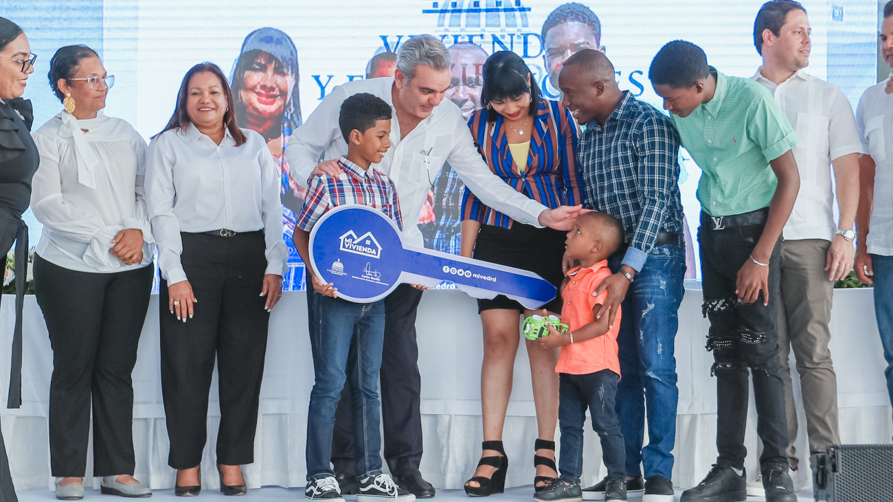 Luis Abinader entrega 100 apartamentos en Hato Mayor
