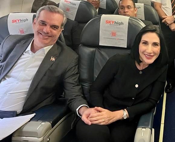 Abinader sorprende a Raquel en las redes