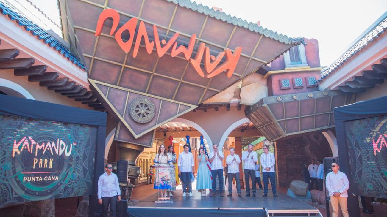 Abinader participa en apertura del parque temático Katmandu Park