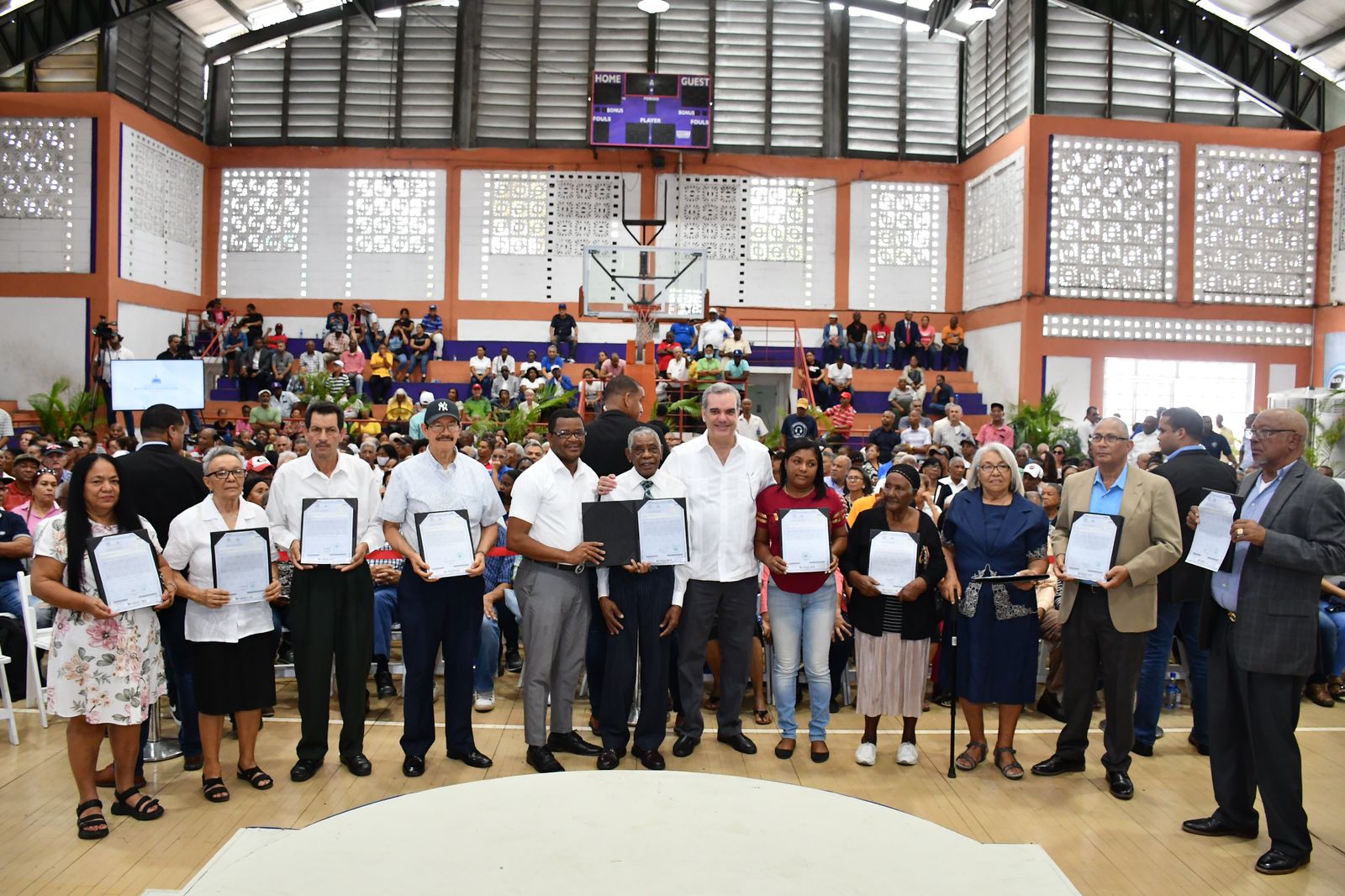 Abinader entrega títulos de propiedad en SDE