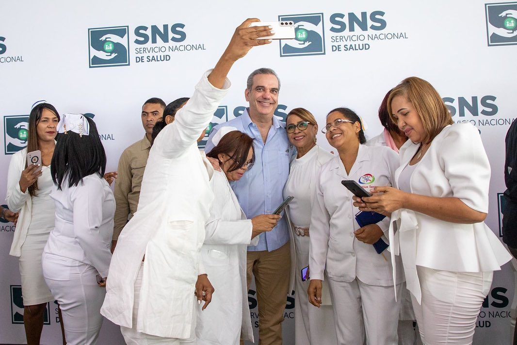 Abinader se reúne con enfermeras del sector salud en Santiago