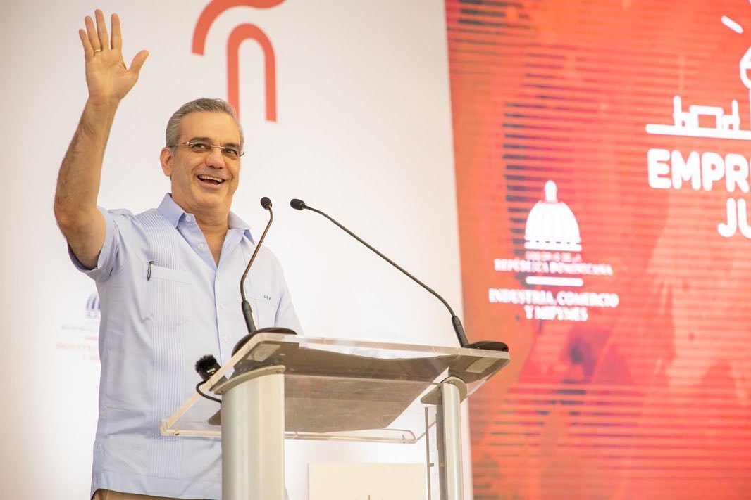 Abinader felicita a graduados del programa Emprendamos Juntos