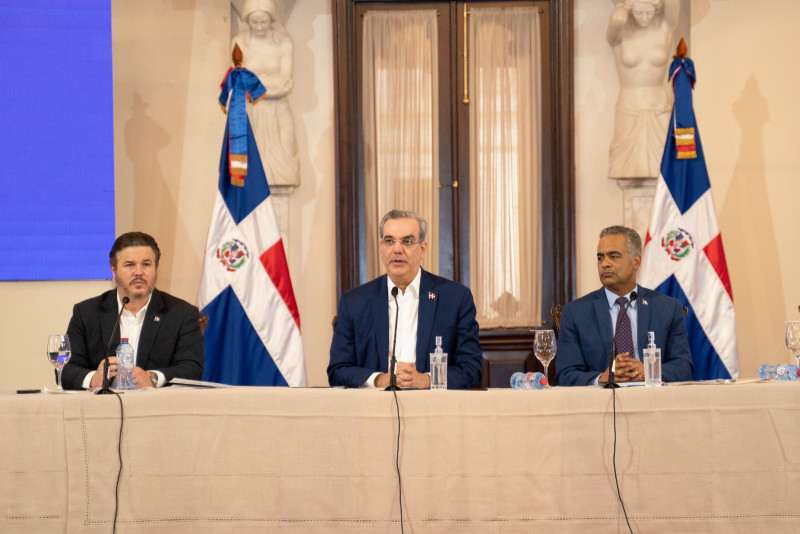 Abinader pide dejar de lado la política y enfocarse en la calidad educativa