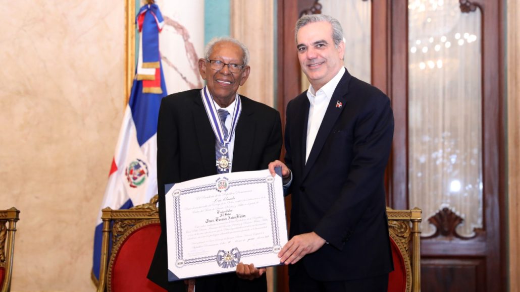 Abinader condecora tres luchadores de la patria