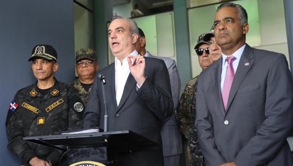 Abinader decreta crear reglamento de carrera para los agentes de la DNCD