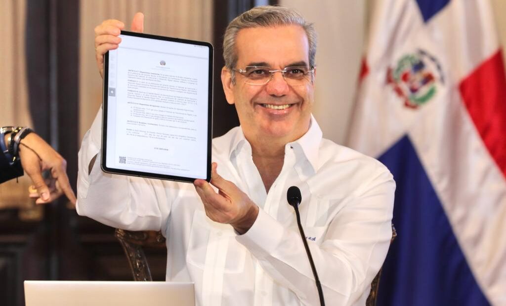 Abinader firma primer decreto de forma digital