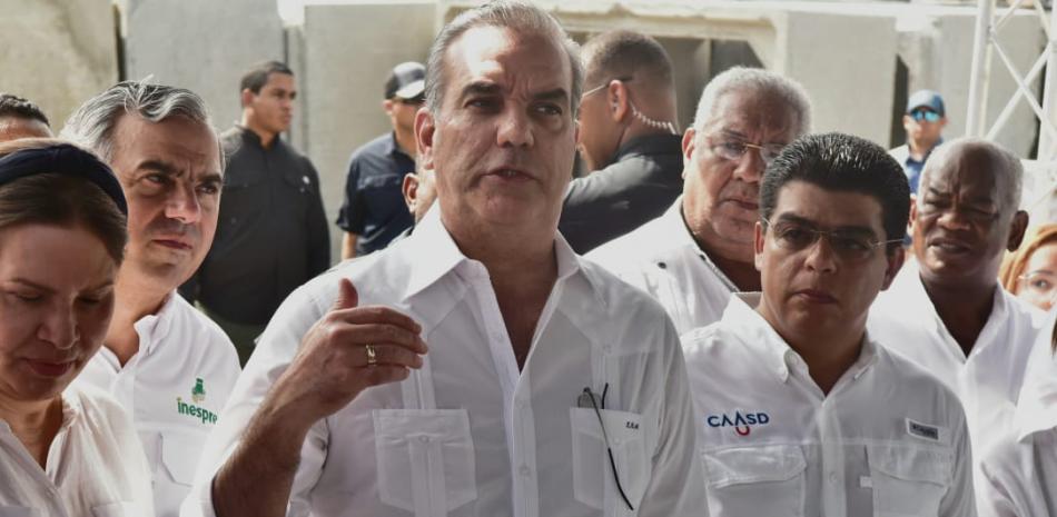 Luis Abinader visitó la cañada que se ubica en Las 800