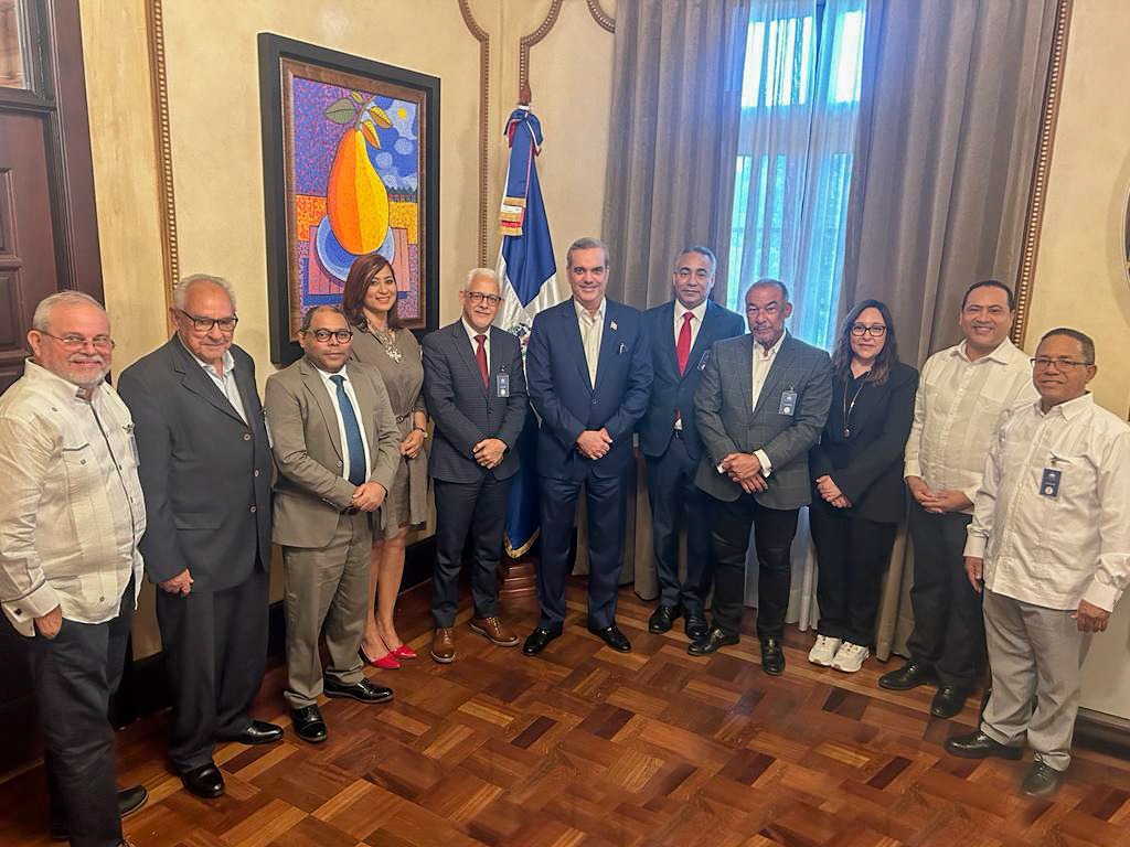 Presidente recibe delegación de ADOPAE en el Palacio Nacional