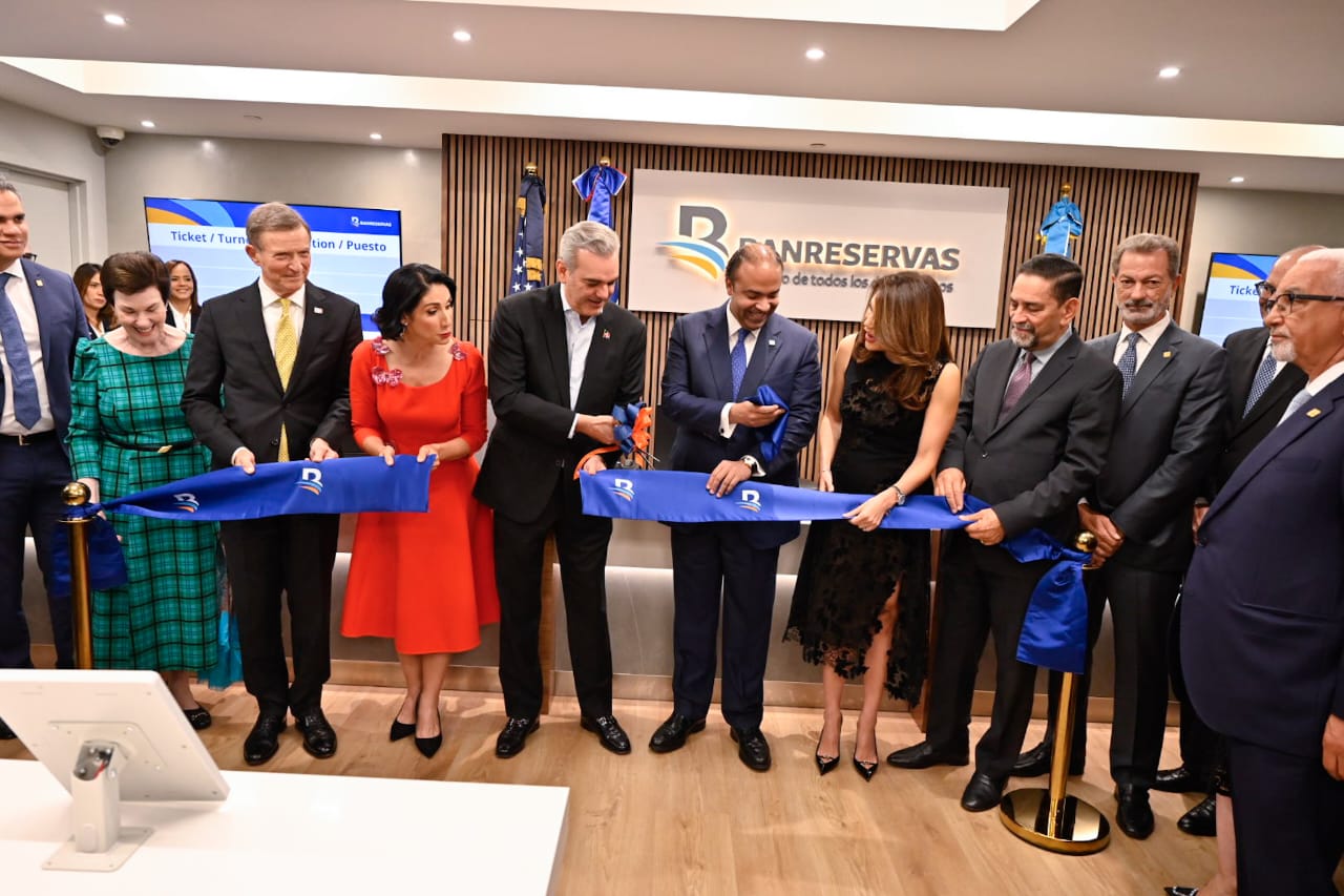 El presidente Luis Abinader preside la apertura de una sucursal de Banreservas en Nueva York