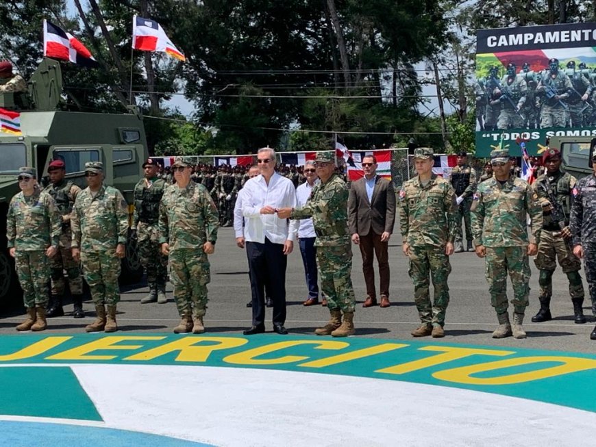 Luis Abinader entrega vehículos militares y viviendas, y inaugura extensión de la UASD en Monte Plata