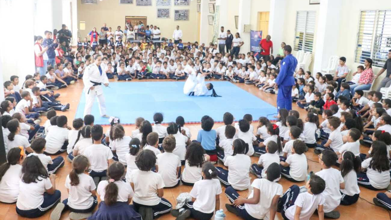 El Instituto Nacional de Educación Física (Inefi) vuelve a poner en marcha el programa «Clubes Escolares», esta vez con la participación de destacados deportistas dominicanos.