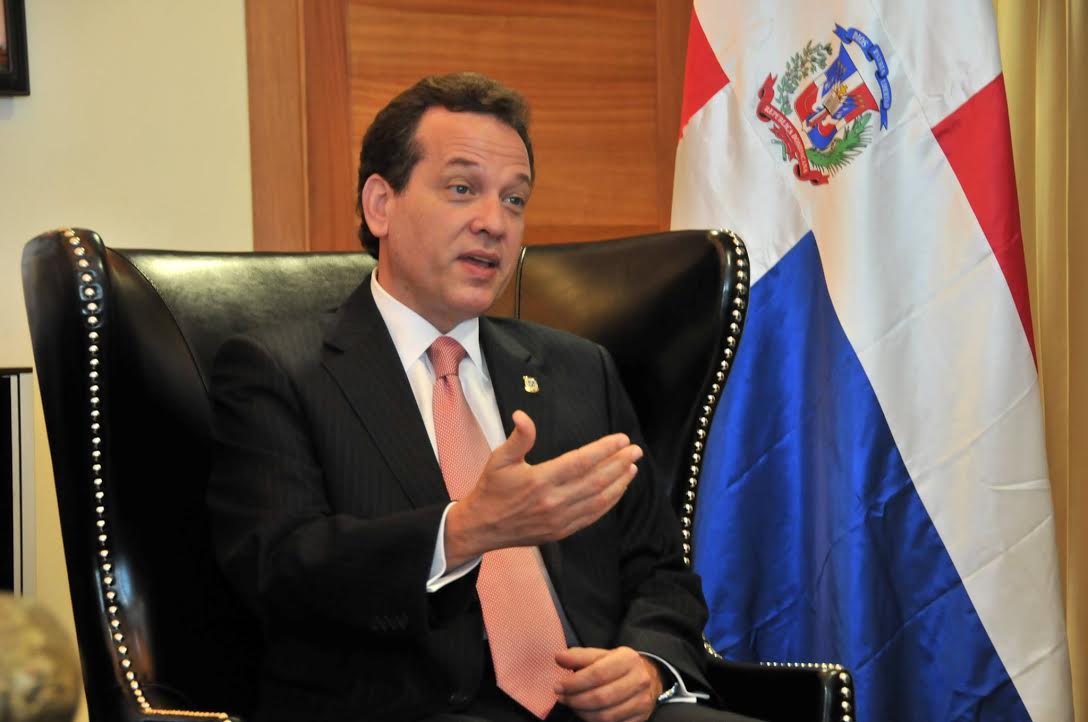 Ministro de Industria, Comercio y Mipymes rumbo a Abu Dabi para impulsar comercio bilateral