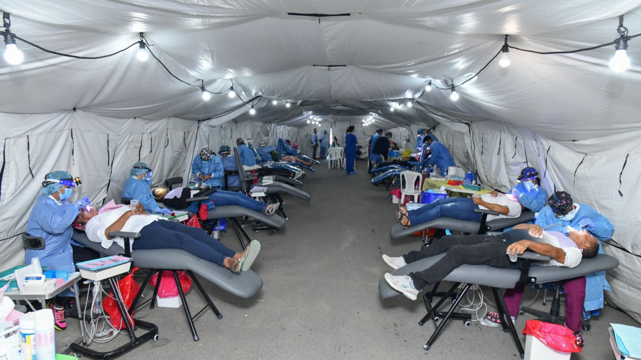 El Ministro de Salud Pública se presenta en el hospital de Montecristi para respaldar una campaña médica