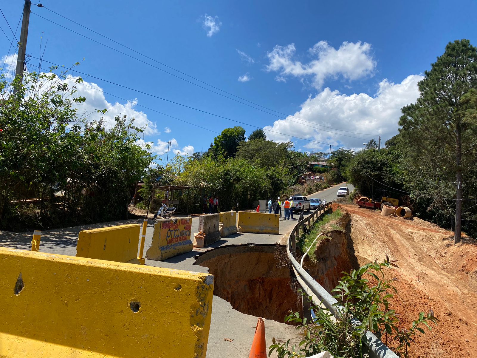 El MOPC está atendiendo un deslizamiento de tierra en la carretera de Jarabacoa