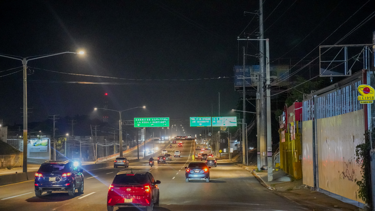 Edesur instaló 423 luces LED a lo largo de 18 kilómetros de la autopista Duarte para mejorar la iluminación en la zona