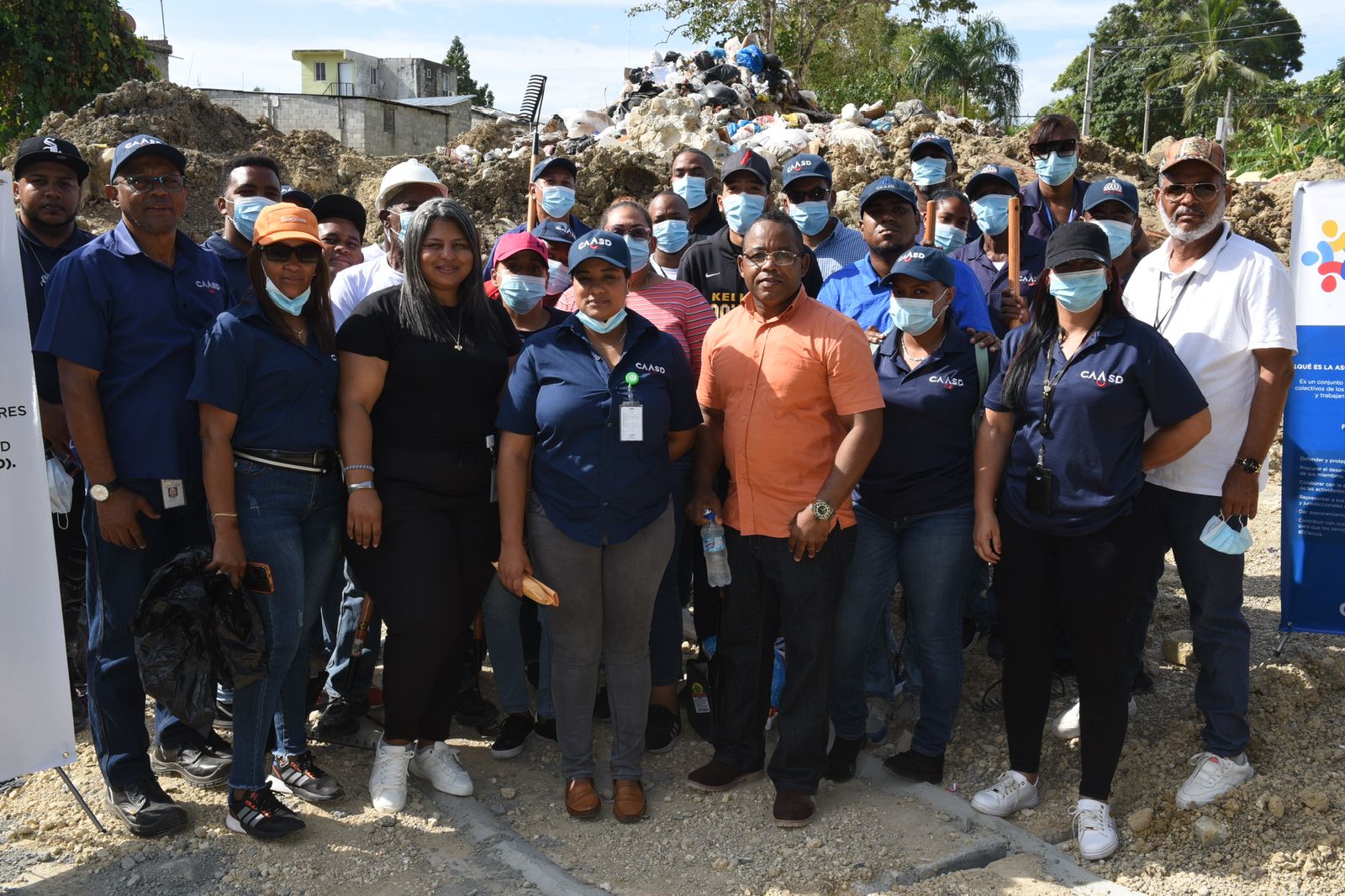 CAASD lleva a acbo jornada de limpieza en cañada La 800ta de Los Ríos, DN