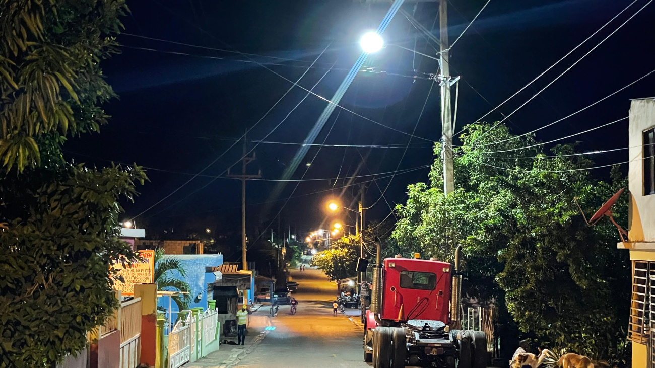 ¡Edesur brilla en Peravia! Iluminando distritos para seguridad ciudadana