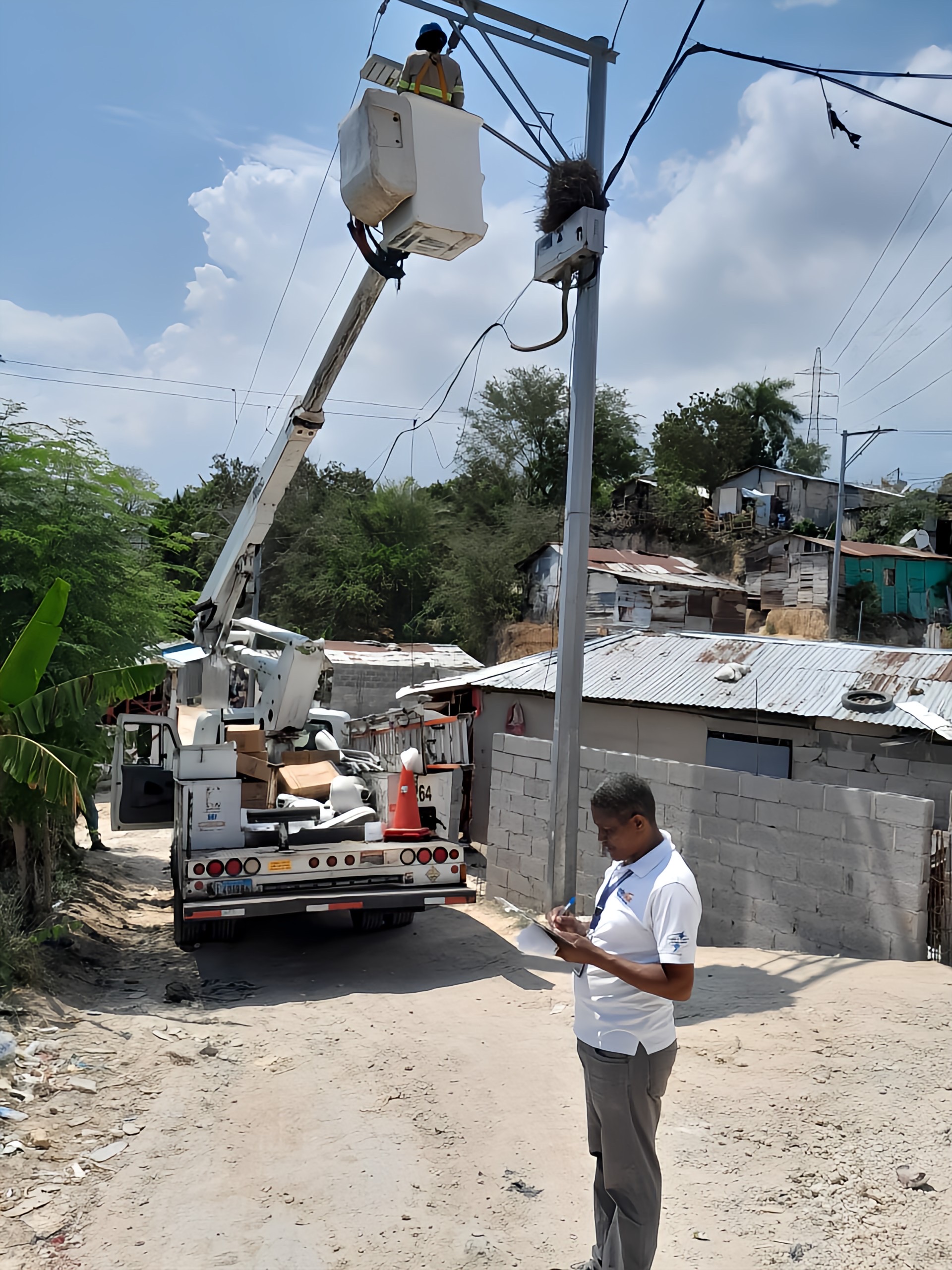 Edesur instala 400 luminarias LED en Haina, Nigua y San Cristóbal para combatir la delincuencia y promover el deporte nocturno