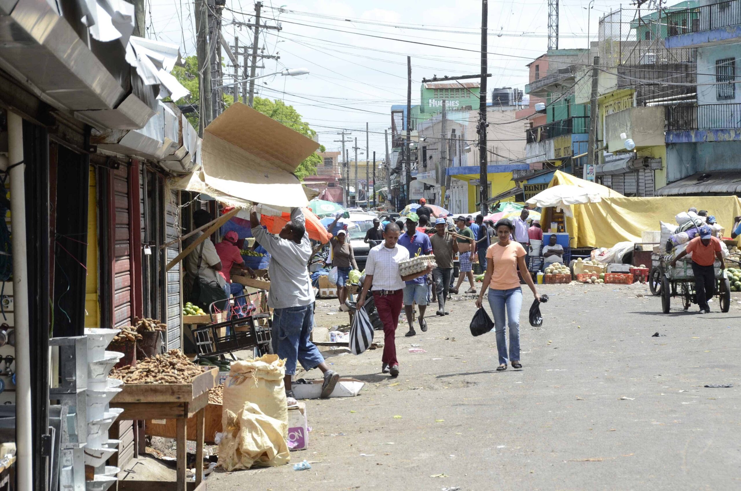 Abinader crea fideicomiso para reformar mercados en Santo Domingo