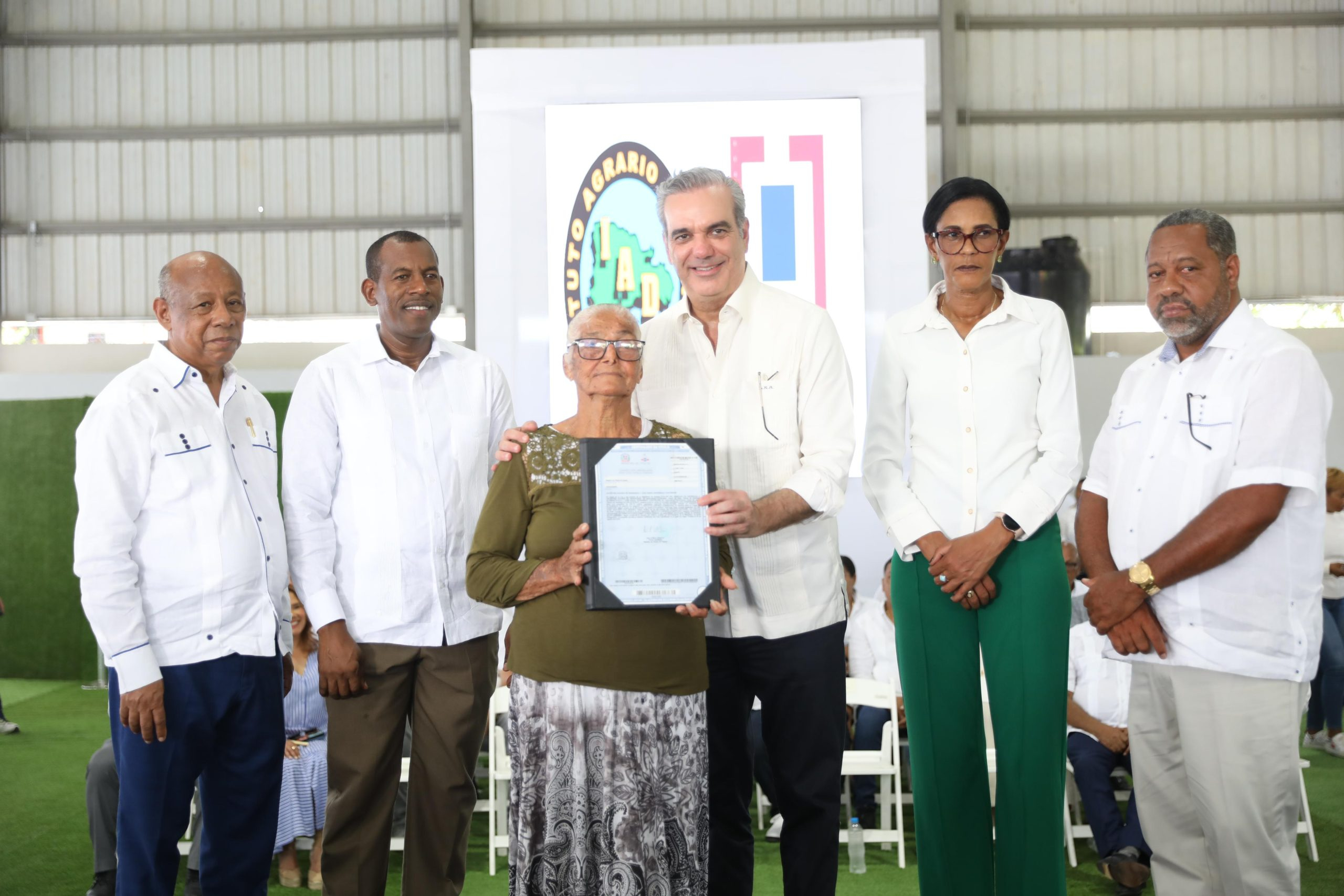 Abinader otorga 723 títulos en Las Lagunas de Nisibón, La Altagracia