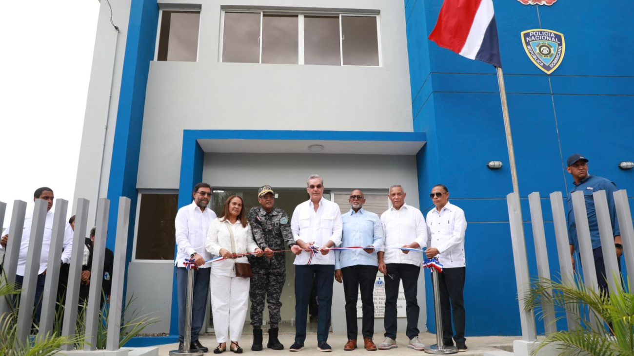 Abinader entrega viviendas en Santa Ana y fortalece seguridad en Duarte