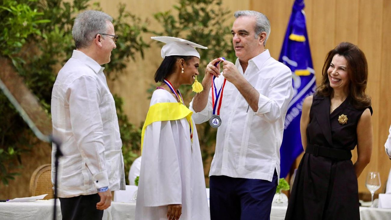 Abinader preside 7ma. Graduación en Ciudad Santa María, Santiago