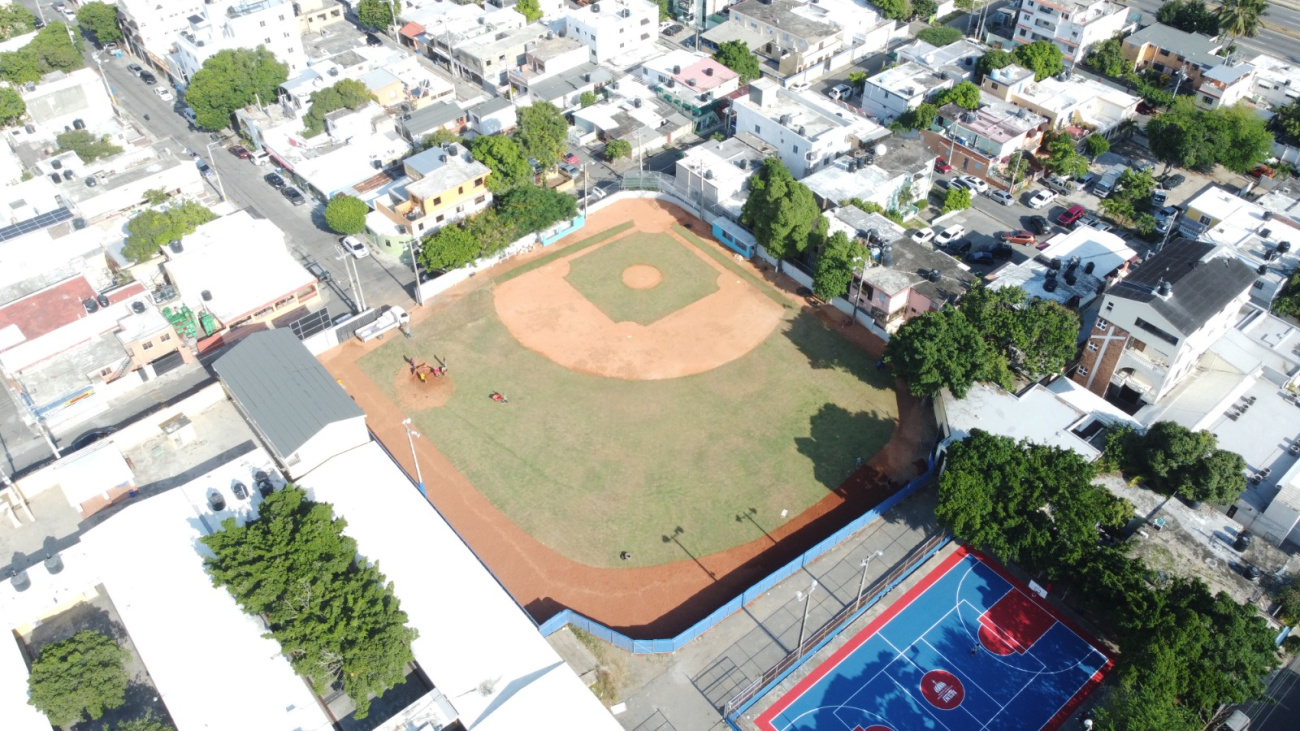 Inefi inaugura estadio de béisbol escolar en el Liceo Víctor Garrido Puello