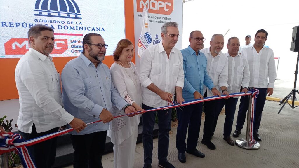 Presidente Abinader entrega renovado mercado de La Vega tras incendio