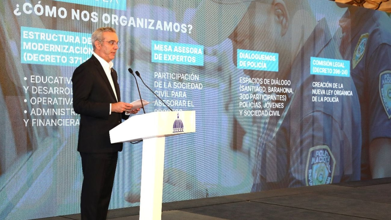 El presidente Abinader lanza la nueva identidad de la Policía Nacional