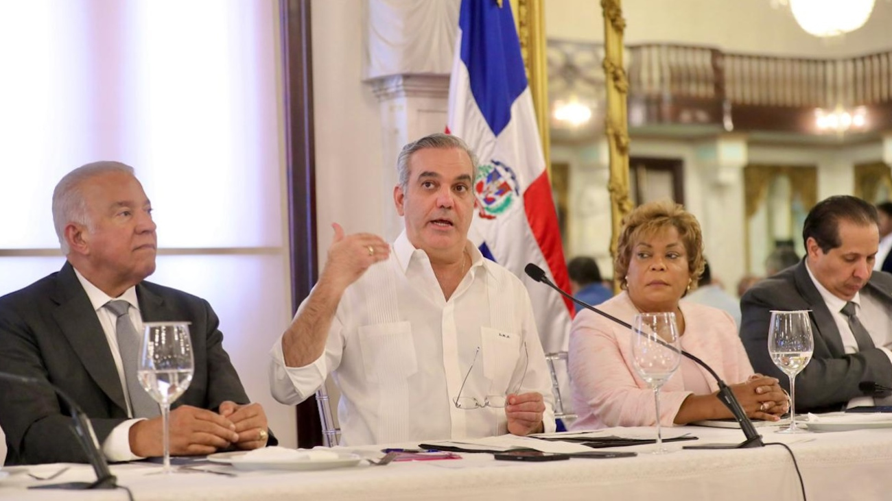 Abinader presenta nuevas obras viales, deportivas y de saneamiento en GSD y DN