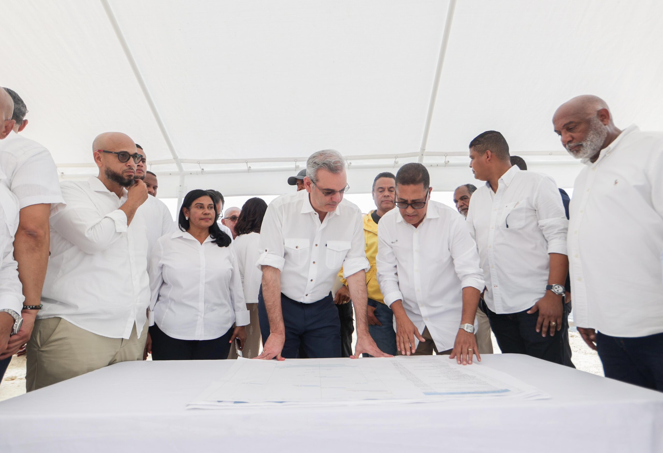Presidente Luis Abinader revisa avances en la construcción del malecón de Nagua