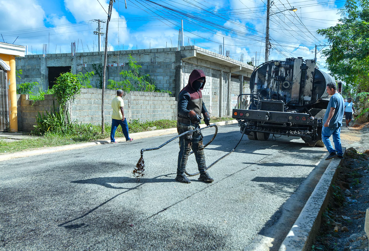 Avances en infraestructura vial de Boca Chica impulsados por contrato con Aerodom
