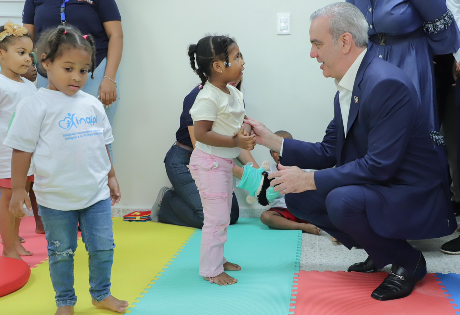 Abinader inaugura liceo y centro infantil en Santo Domingo Oeste