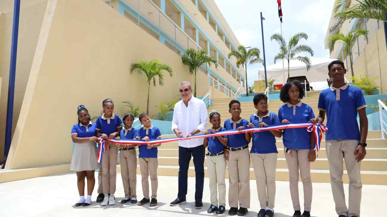 Abinader inaugura cinco obras clave en San Juan