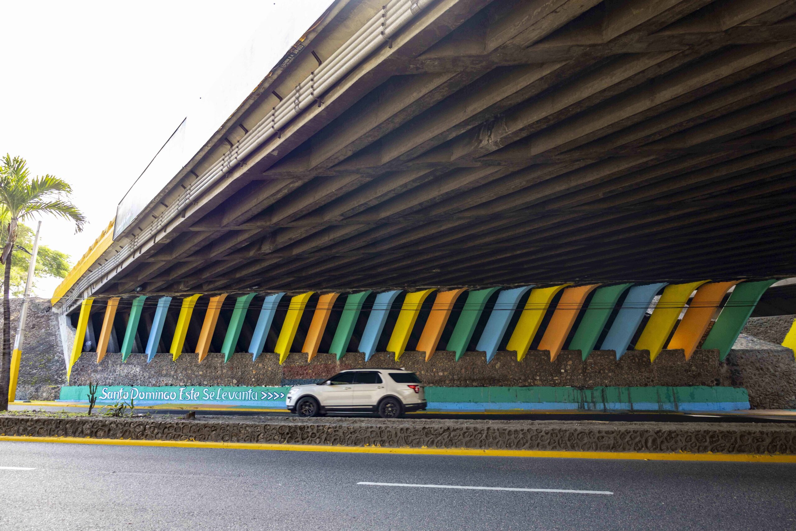 Rescatan espacios bajo puentes de Santo Domingo Este con arte y luz