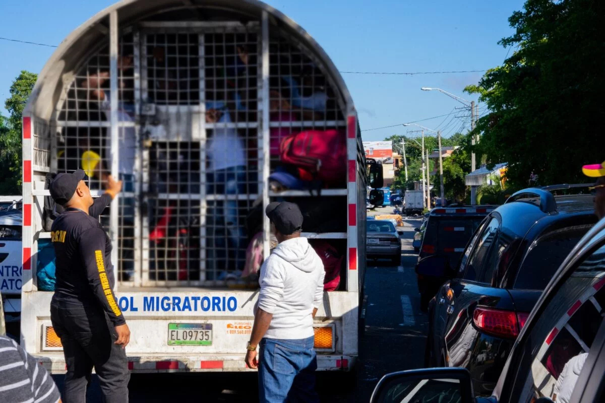 Abinader refuerza control migratorio en zona turística de Bávaro